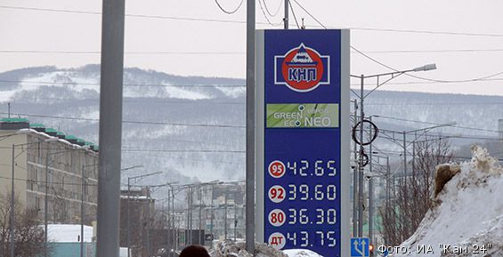 Петропавловск камчатский остановки. Заправки на Камчатке. Петропавловск Камчатский памятник на АЗС.